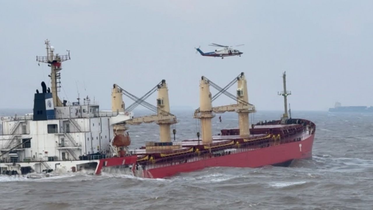 Şanghay açıklarında Türk denizcilerin de bulunduğu gemi battı