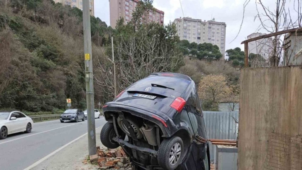 Sarıyer’de yoldan çıkan araç inşaat alanının duvarında asılı kaldı: O anlar kamerada
