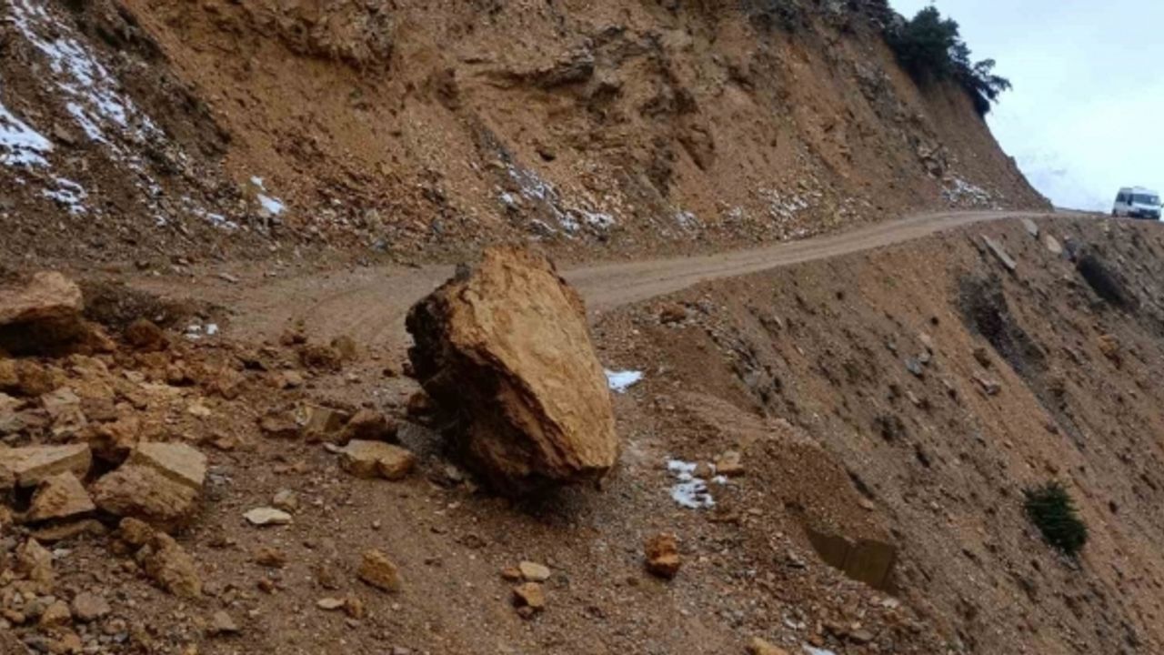 Sason’da yola düşen kaya parçaları köy yolunu ulaşıma kapattı