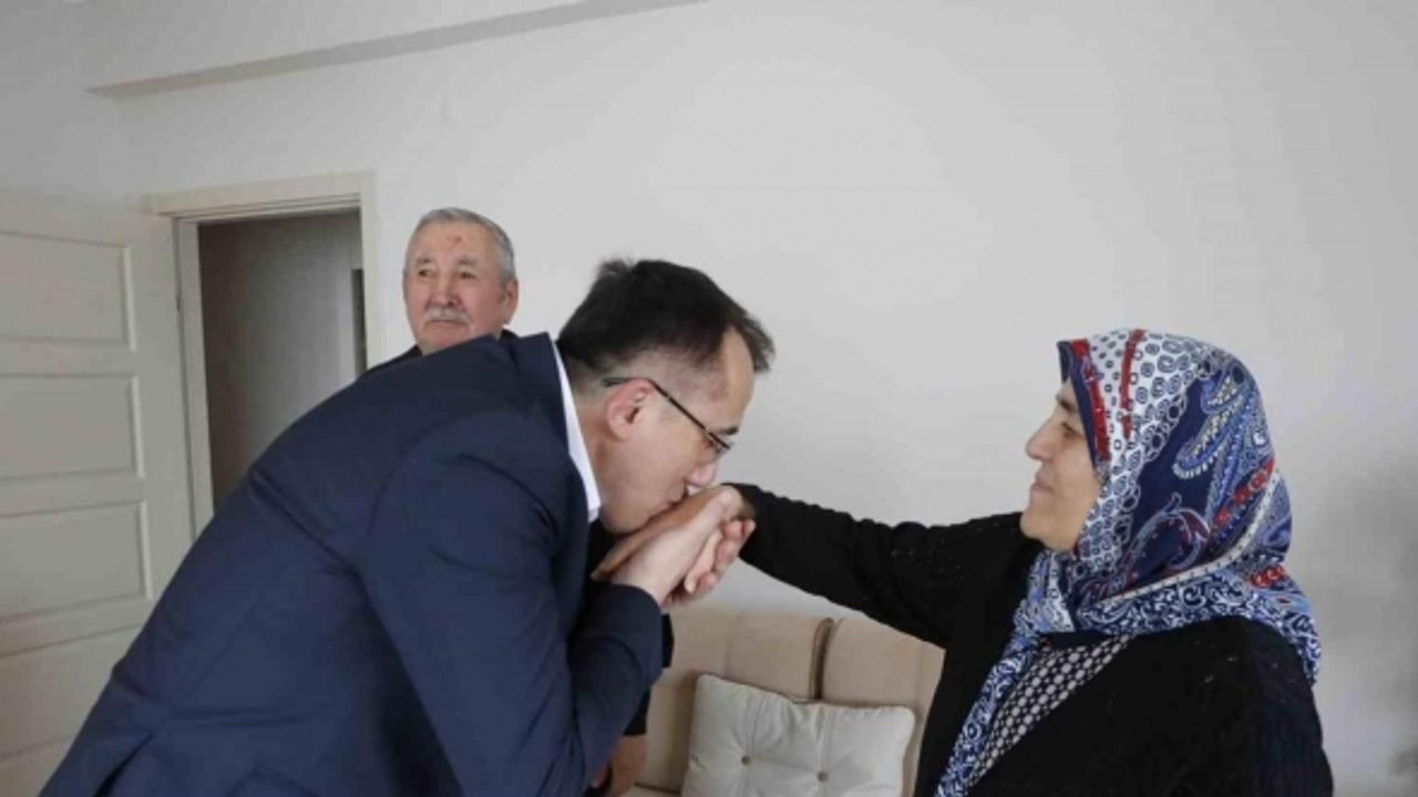 Savran, seçim çalışmalarına anne ve babasının ellerini öperek başladı