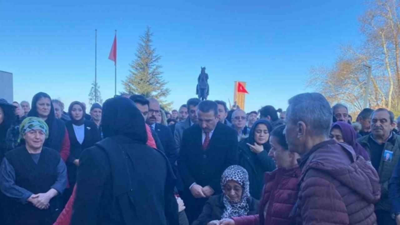 Sefer Ayyıldız için Valilik önünde tören düzenlendi