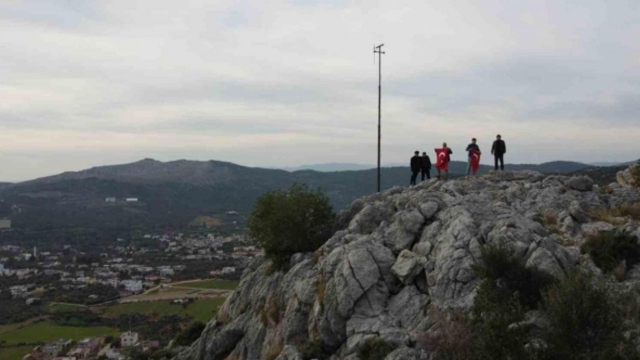Şehidin adına sancağa bayrak diken genç ölünce, geleneği kardeşi devraldı