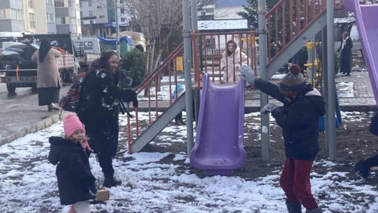 Şehir beyaza büründü, çocuklar karın tadını doyasıya çıkardı