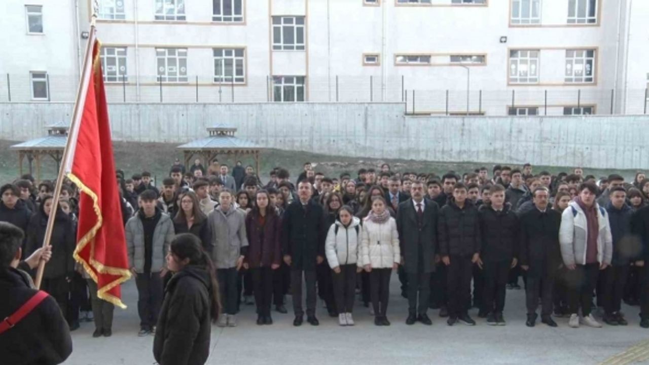 Şehitler için okullarda bir dakikalık saygı duruşunda bulunuldu
