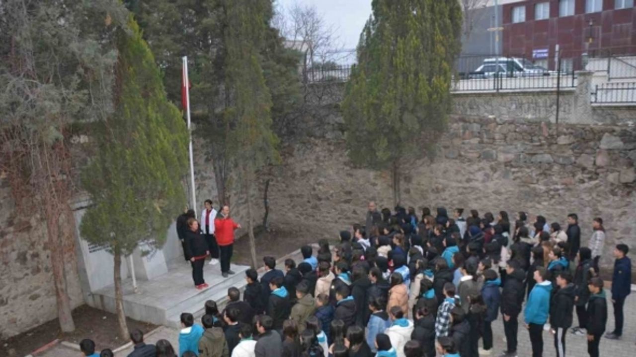 Selendi’de şehitlere saygı duruşuna Kaymakam Okumuş da katıldı