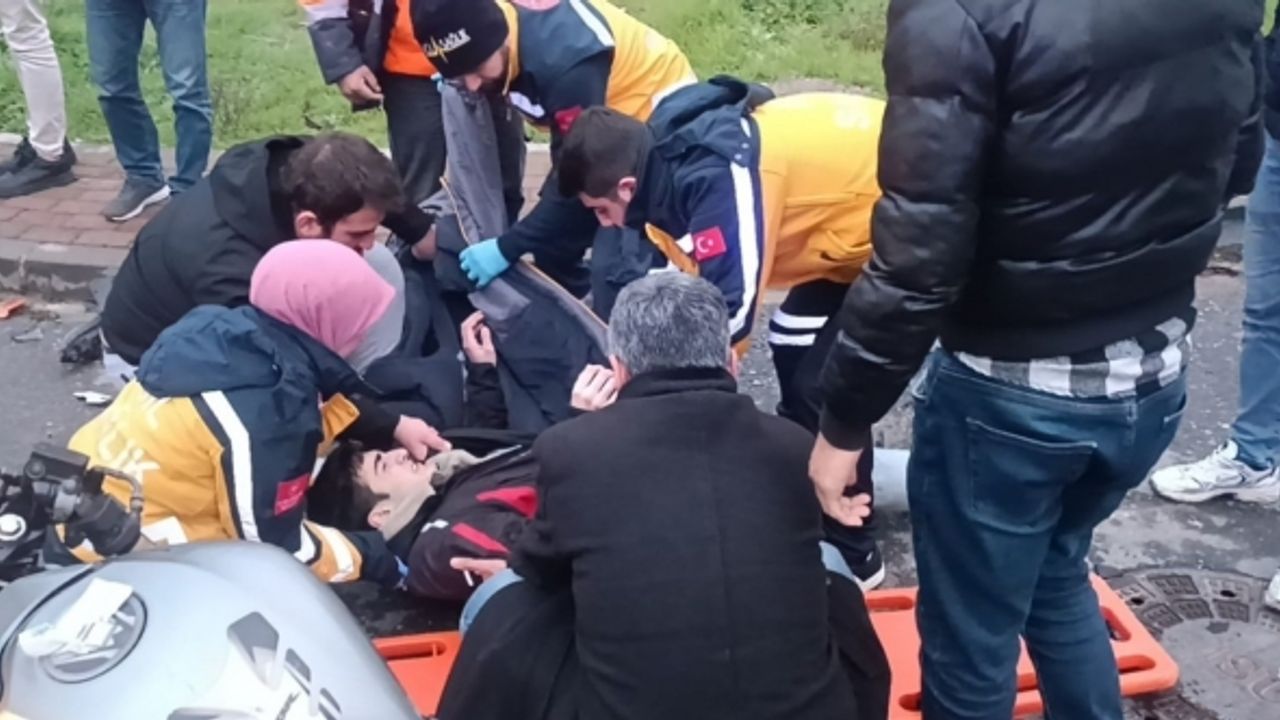 Servis minibüsüyle motosiklet kafa kafaya çarpıştı : 1 yaralı