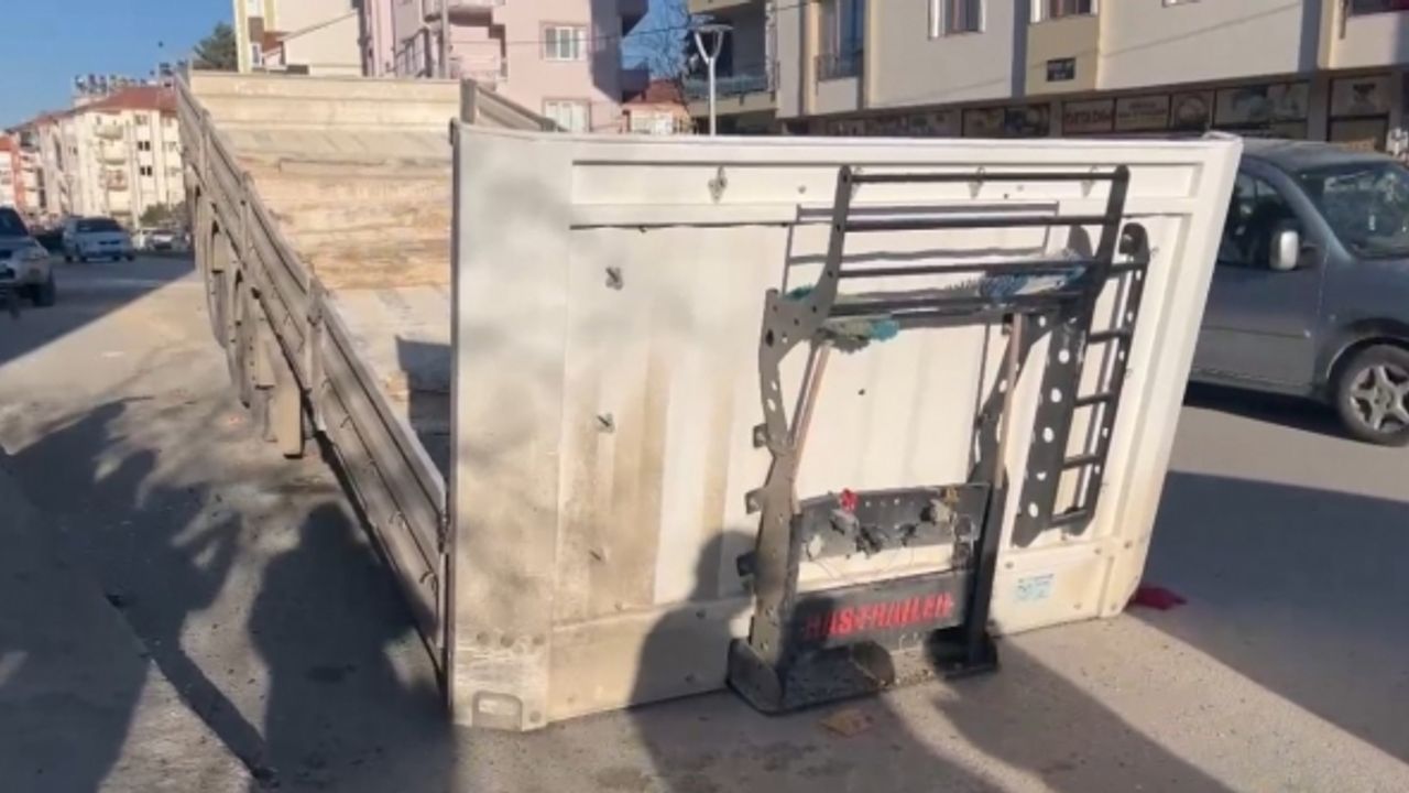 Seyir halindeki tırın dorsesi ayrılıp otomobile çarptı: 1 çocuk yaralı