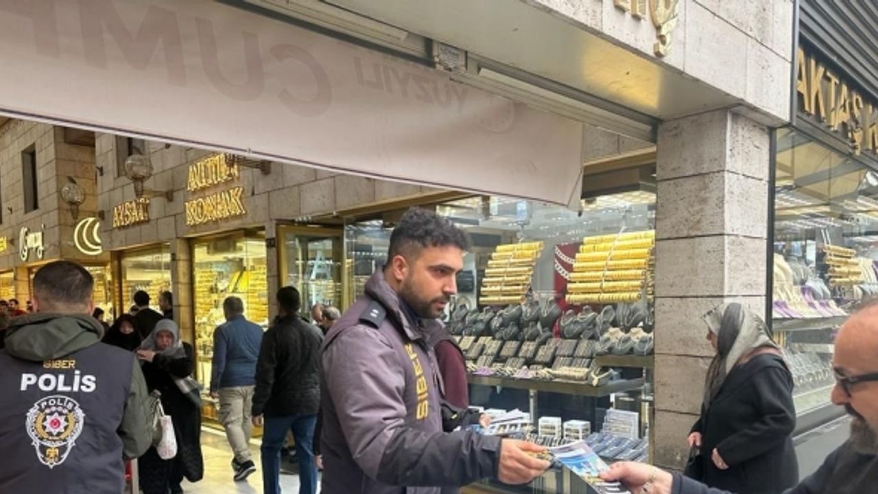 Siber Suçlarla Şube Müdürlüğü ekipleri Hanlar Bölgesi’nde vatandaşlara broşür dağıttı