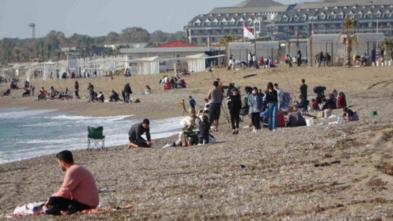 Sıcak havayı fırsat bilen vatandaşlar sahile akın etti