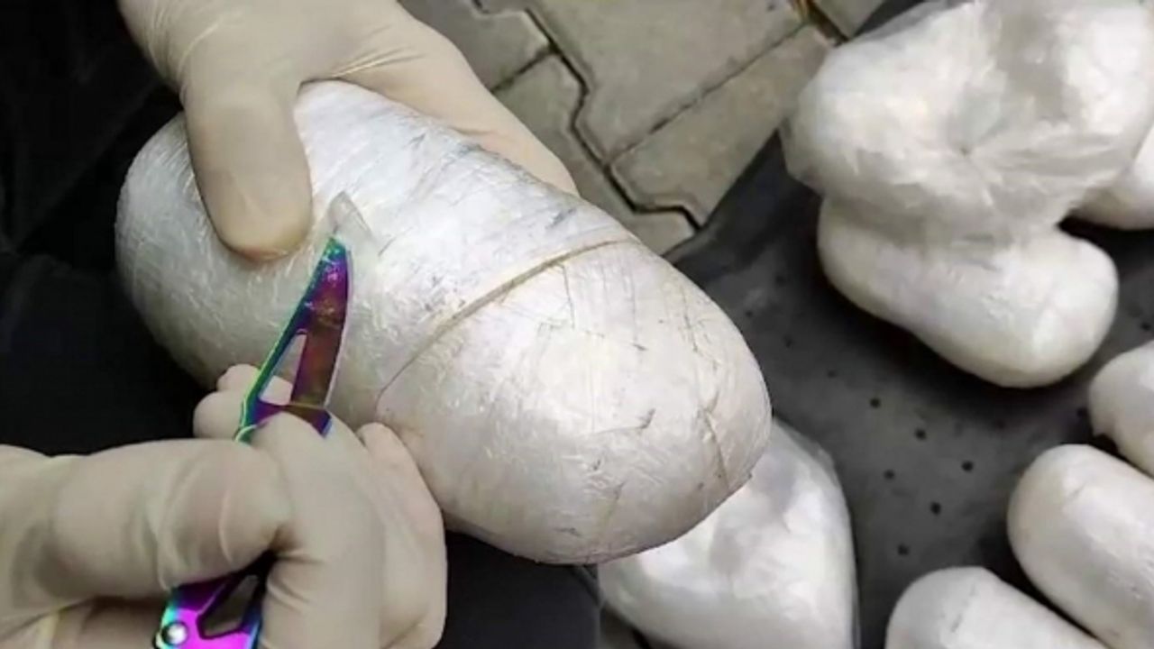 Siirt’te bir araçta yapılan aramada 8 kilo 215 gram uyuşturucu ele geçirildi