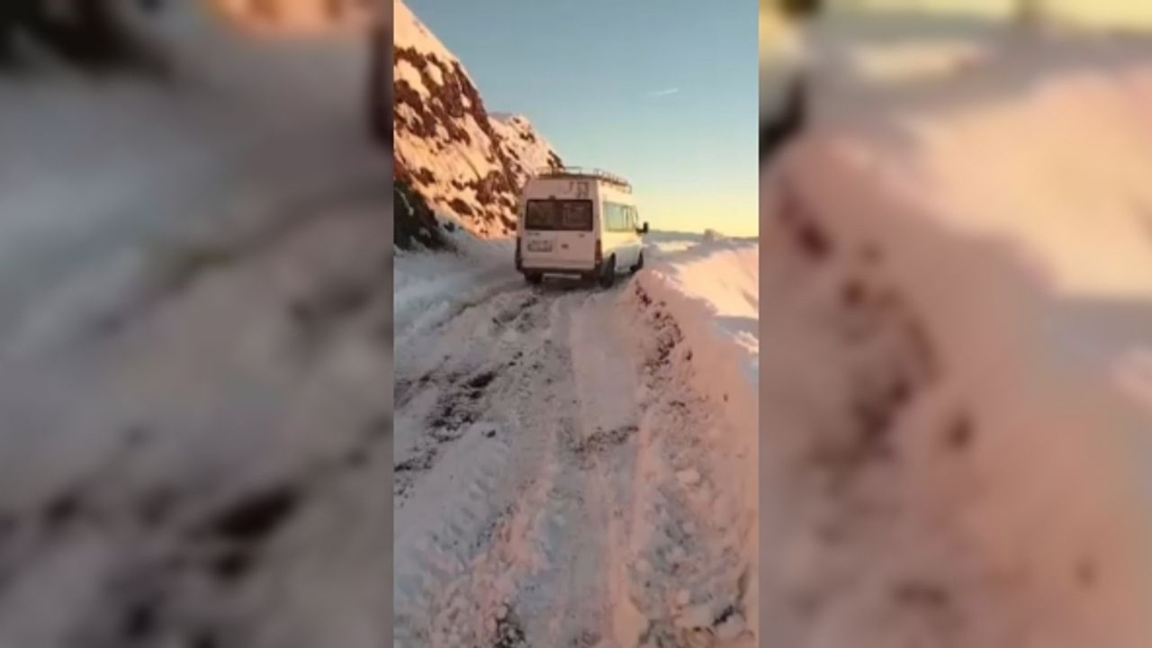 Siirt’te karda mahsur kalan 6 kişi kurtarıldı, köy yolları ulaşıma açıldı