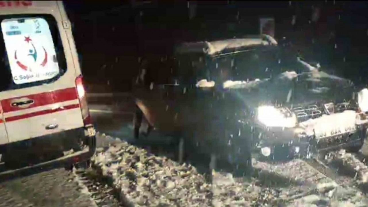 Siirt’te karlı kapalı yollarda hastaların imdadına karla mücadele ekipleri yetişti