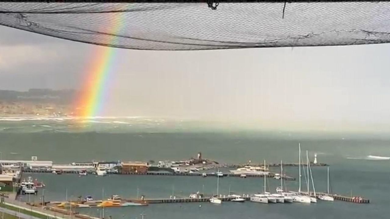 Şile’de deniz üstünde çıkan gökkuşağı kartpostallık görüntü oluşturdu