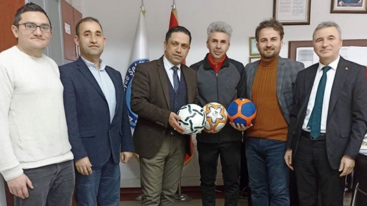 Simav Kaymakamlığından eğitim kurumlarına 525 adet voleybol ve futbol topu bağışı