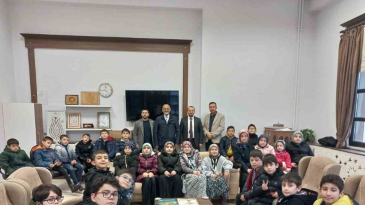 Simav’da cami öğrencileri harçlıklarını Filistin’e gönderdi