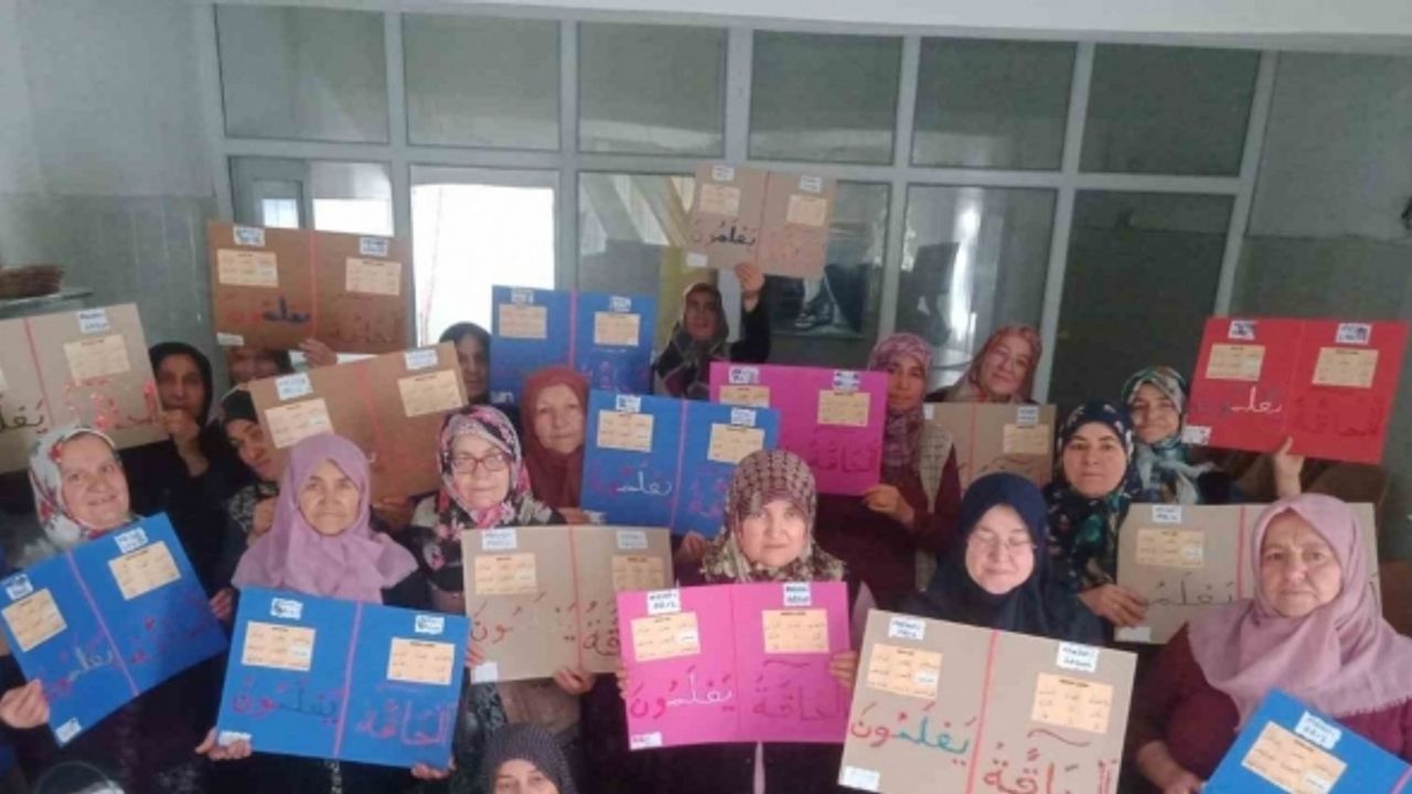 Simav’da Kur’an Kursu öğrencileri Medd-i Arız ve Medd-i Lazım harflerini örgü ile hazırlıyor