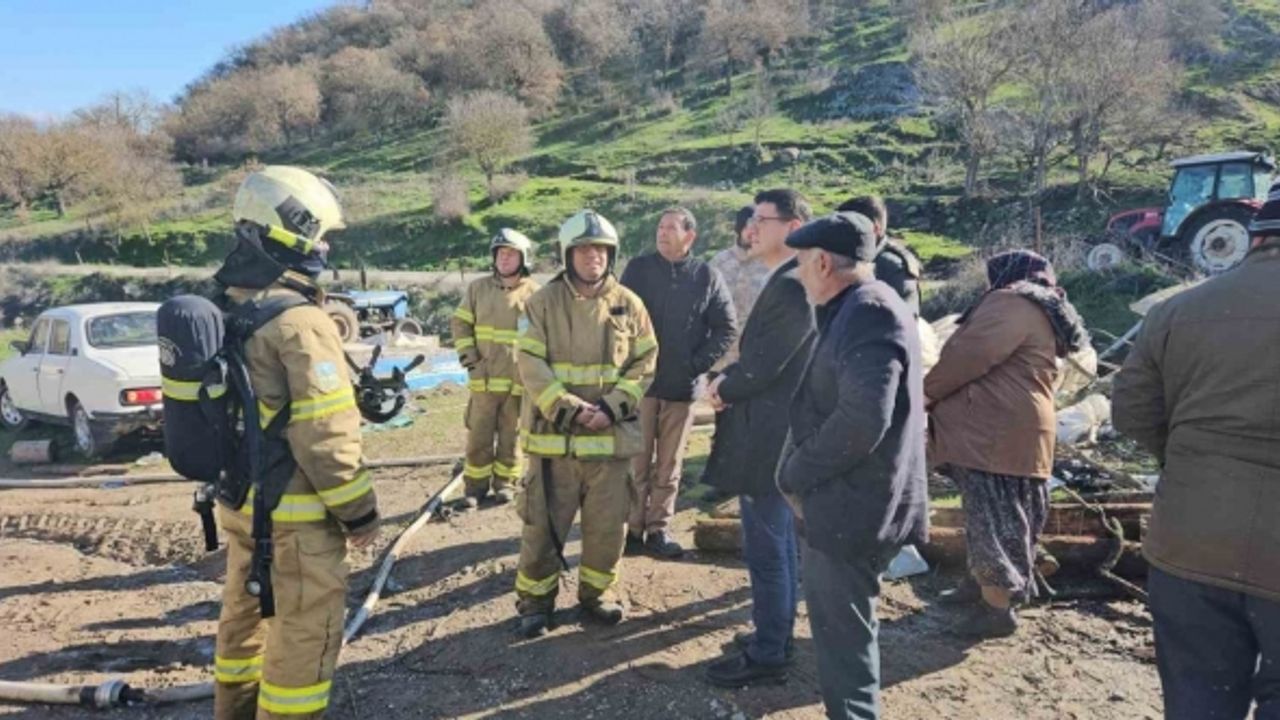 Sındırgı’da elektrik kontağı yüzünden çıkan yangın bir evi kül etti