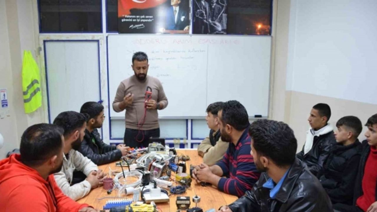 Sınır köyünde açılan kurs ekmek kapısı oluyor