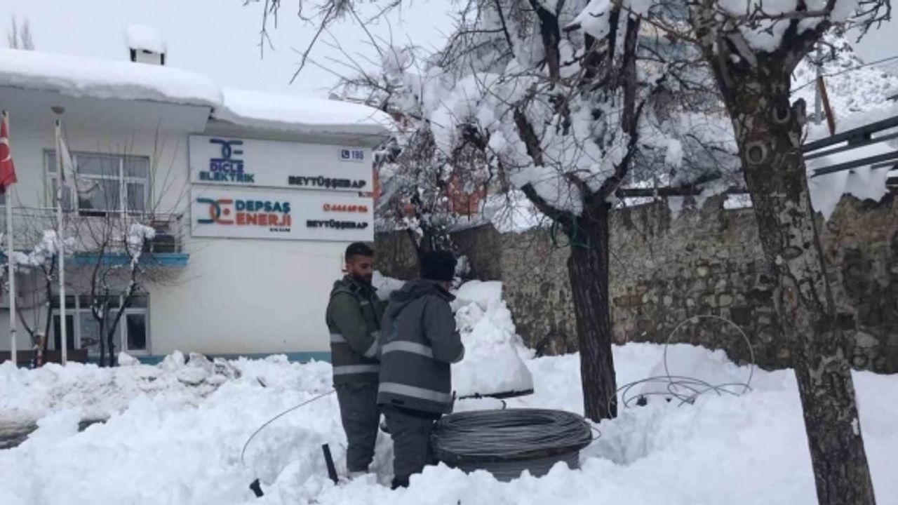 Şırnak’ta enerji şirketi ekipleri karlı yolları aşıp elektrik arızalarını gideriyor