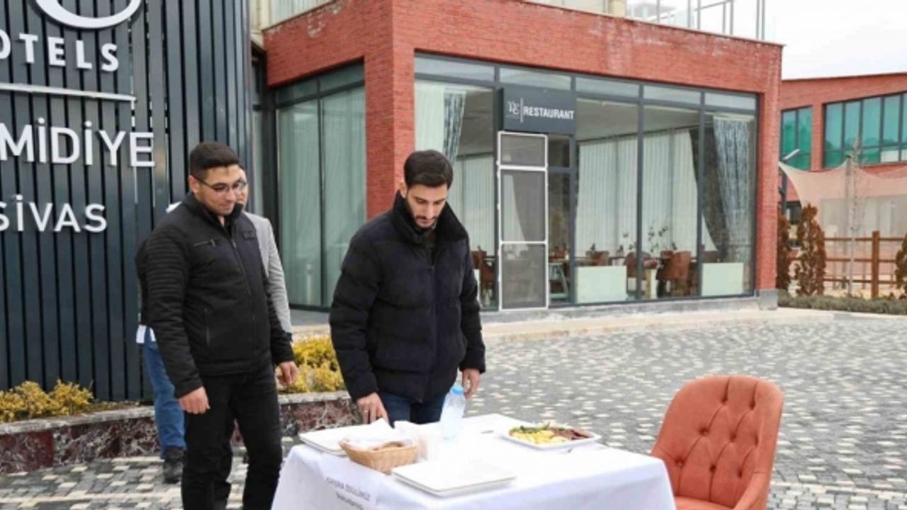 Şişe fırlatma akımına katıldılar, Sivas köftesi için yarıştılar