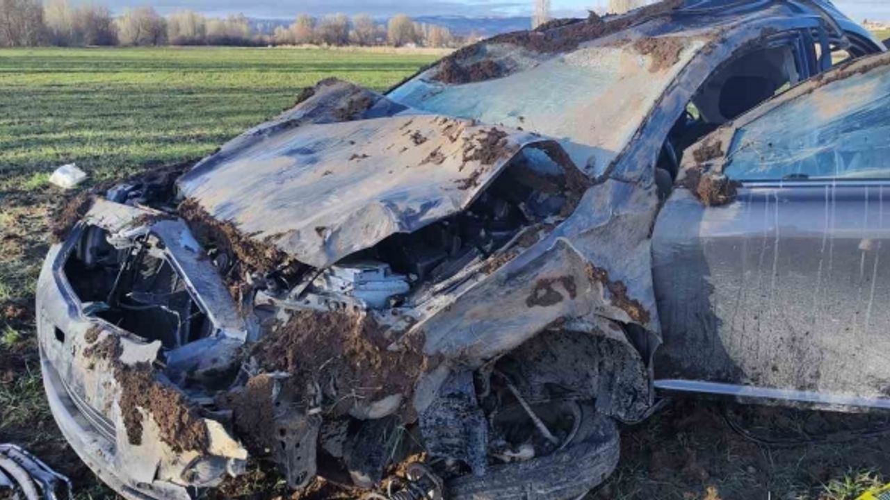 Sivas’ta otomobil tarlaya uçtu: 1 ölü, 1 yaralı