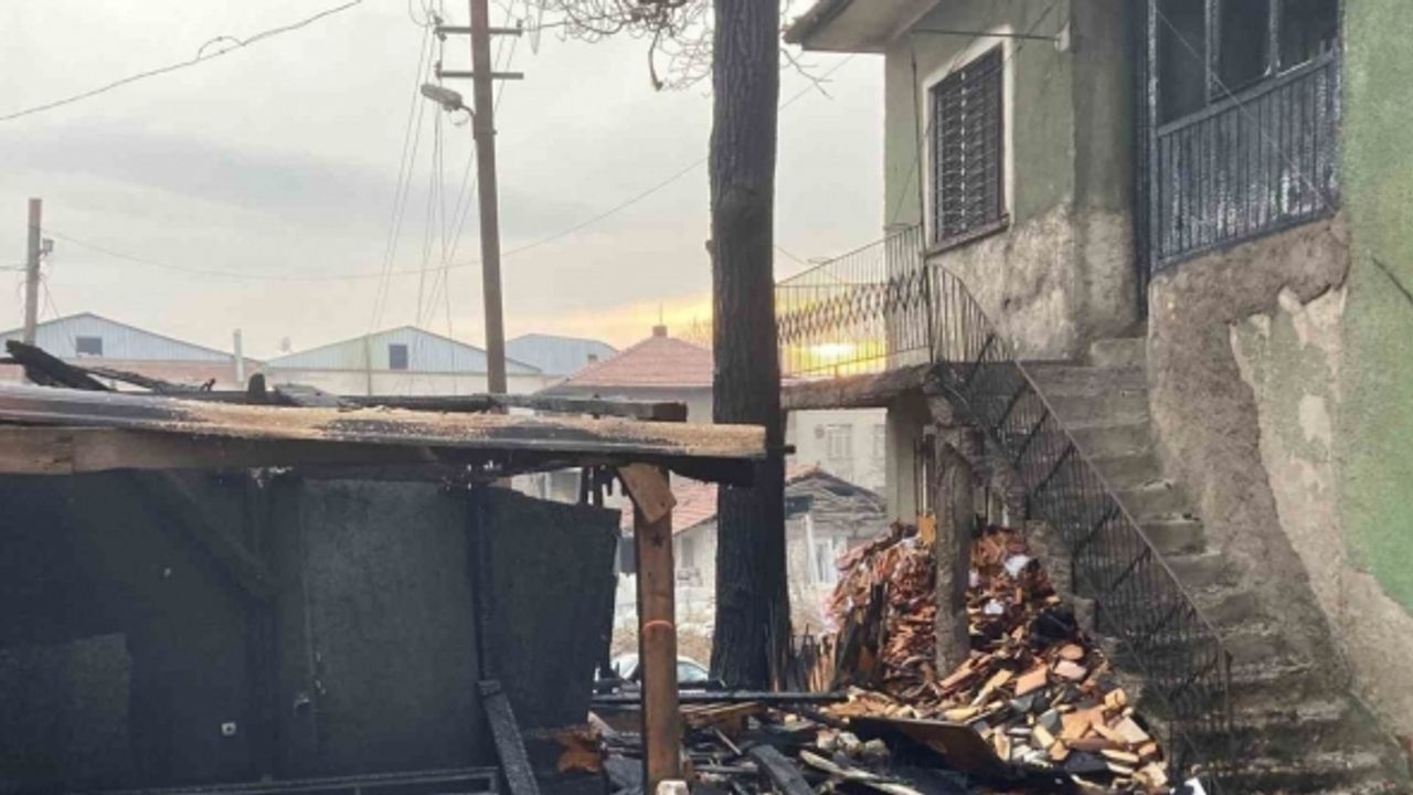 Sobanın devrildiği yangında tüp patladı: Alevler çevredeki dükkanlara sıçradı