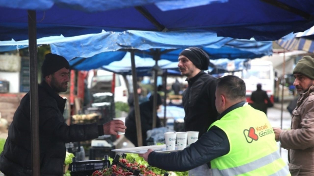 Soğuk kış gününde esnafa çorba ikramı