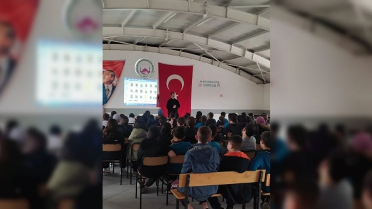 Sokak hayvanlarına dikkat çekmek için ücretsiz seminerler veriyor