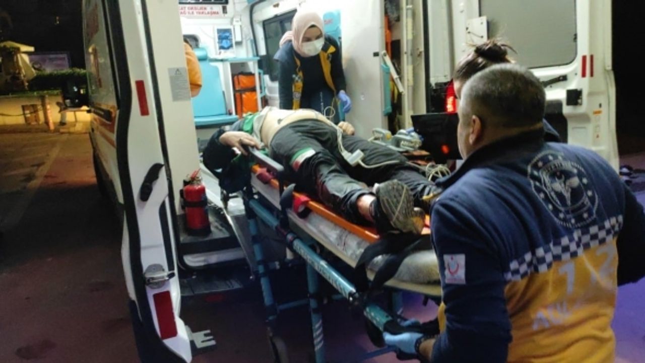 Sokak ortasında kurşun yağdırdı: Boynundan vurulan şahıs ağır yaralandı