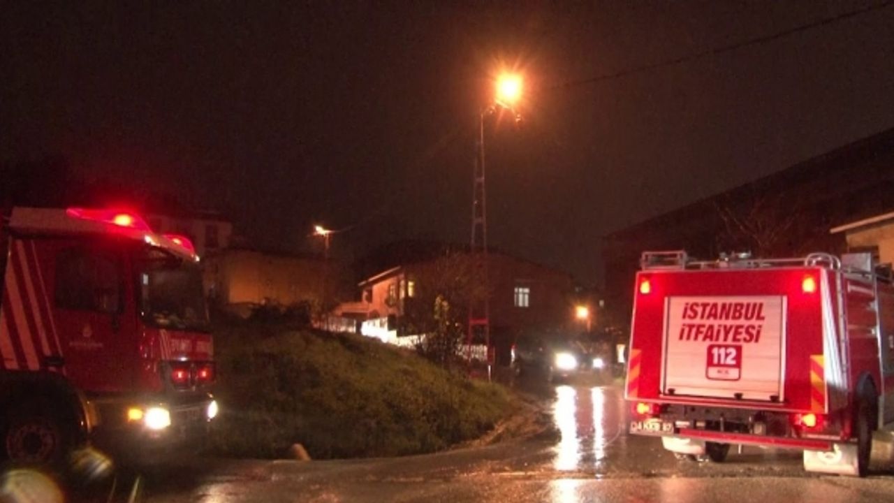 Sultanbeyli’de bir binanın çatısı yanarak kullanılamaz hale geldi