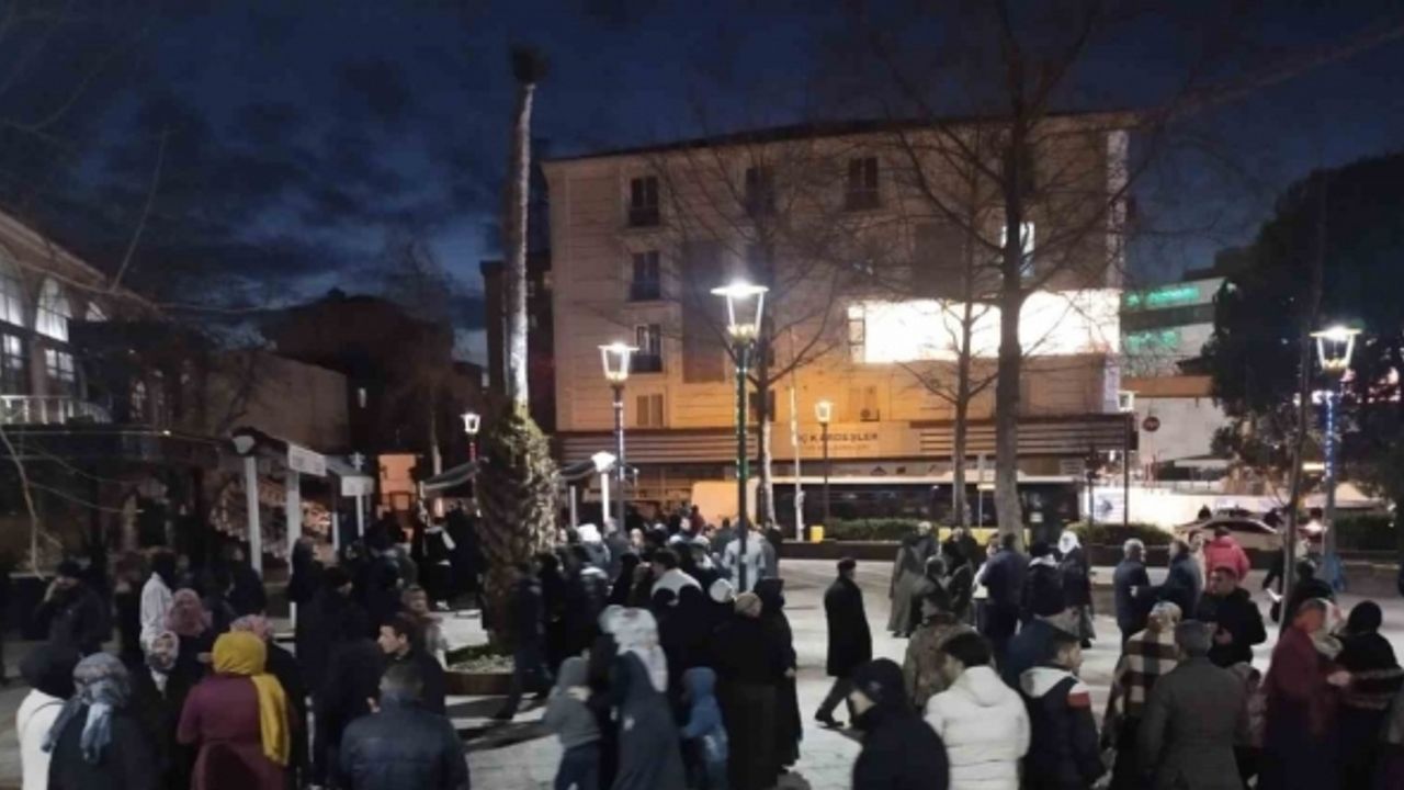 Sultanbeyli’de saplantılı aşığı tarafından öldürülen genç kız toprağa verildi