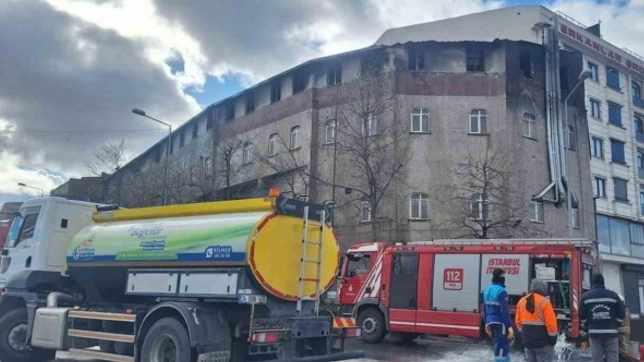 Sultangazi’de 1 saat arayla çıkan yangında ayakkabı atölyesi alevlere teslim oldu
