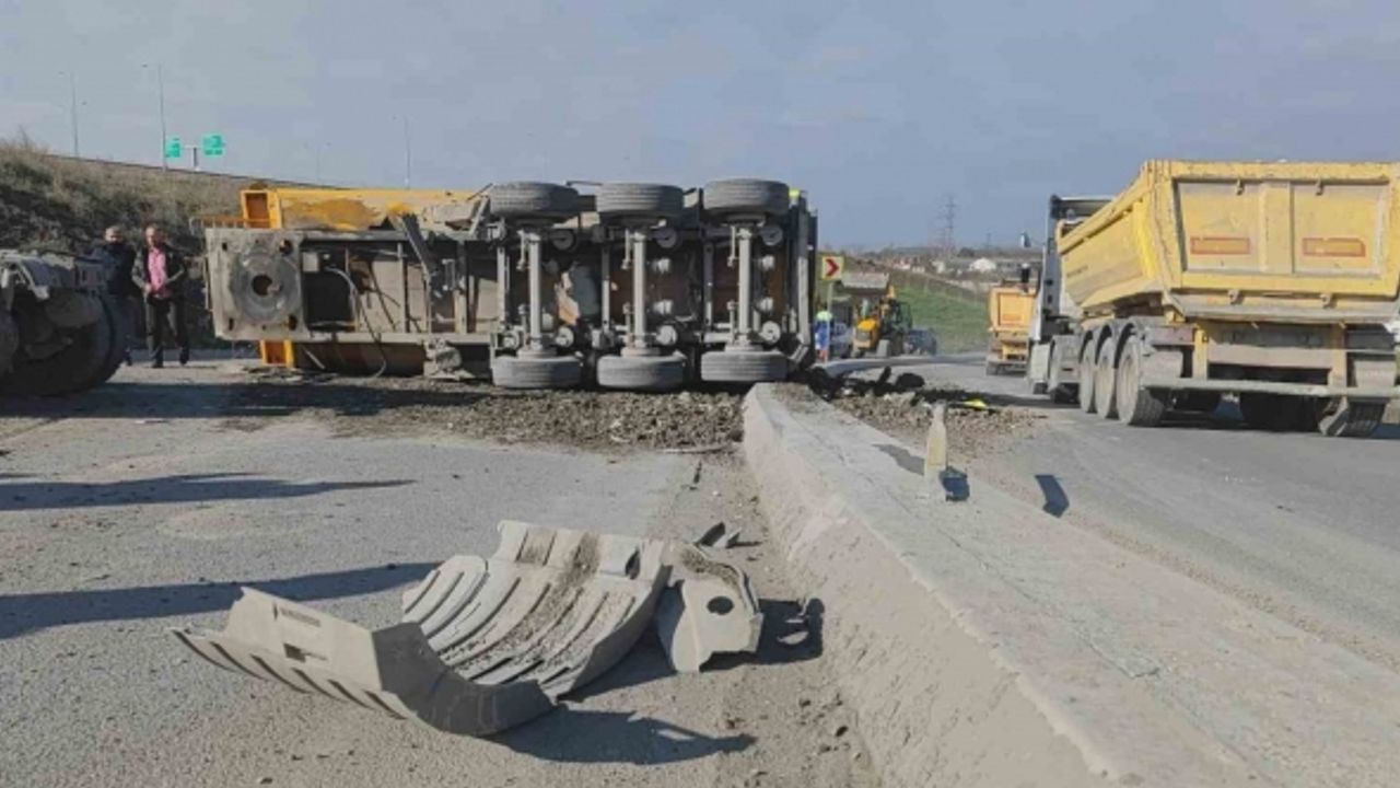 Sultangazi’de feci kaza: Damper yerinden koptu hafriyat yola döküldü