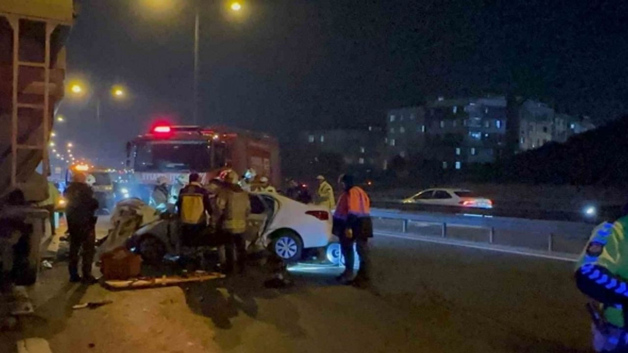 Sultangazi’de makas atan araç yol kenarındaki dampere çarptı: 1 ölü, 2 yaralı