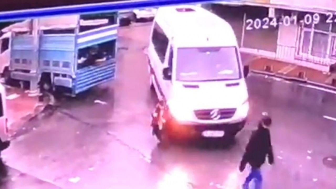 Sultangazi’de servis aracının altında kalan çocuk hayatını kaybetti