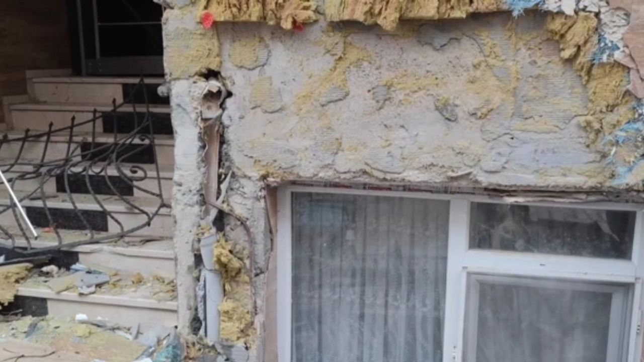 Sultangazi’de yokuş aşağı kayan kamyon binaya çarparak durabildi: O anlar kamerada