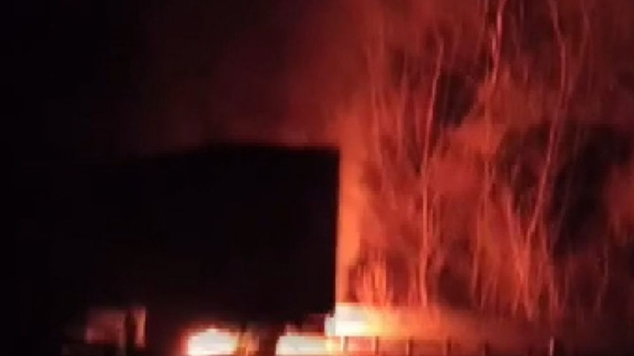 Sunta yüklü tırın dorsesinde çıkan yangın söndürüldü