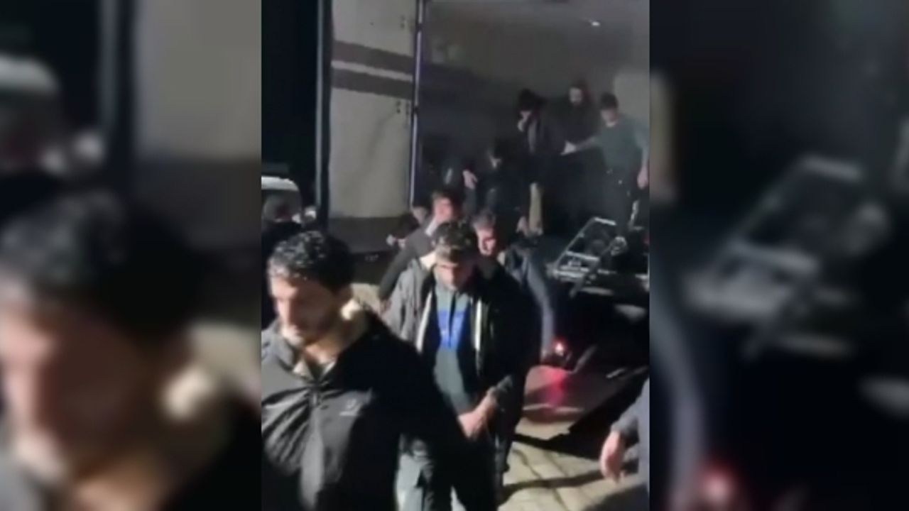 Şüphe üzerine durdurulan kamyonda 60 kaçak göçmen yakalandı