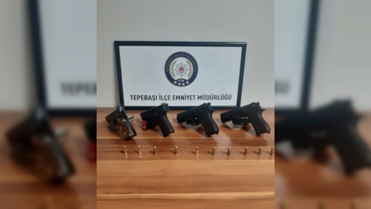 Şüpheli şahsın evinde çok sayıda tabanca ve fişek ele geçirildi