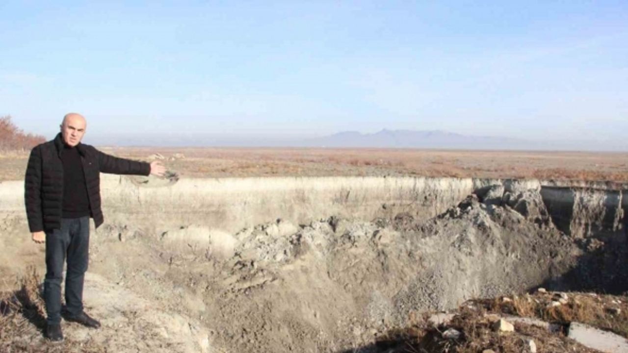 Suyu çekilen kuş cenneti gölde dev obruk oluştu