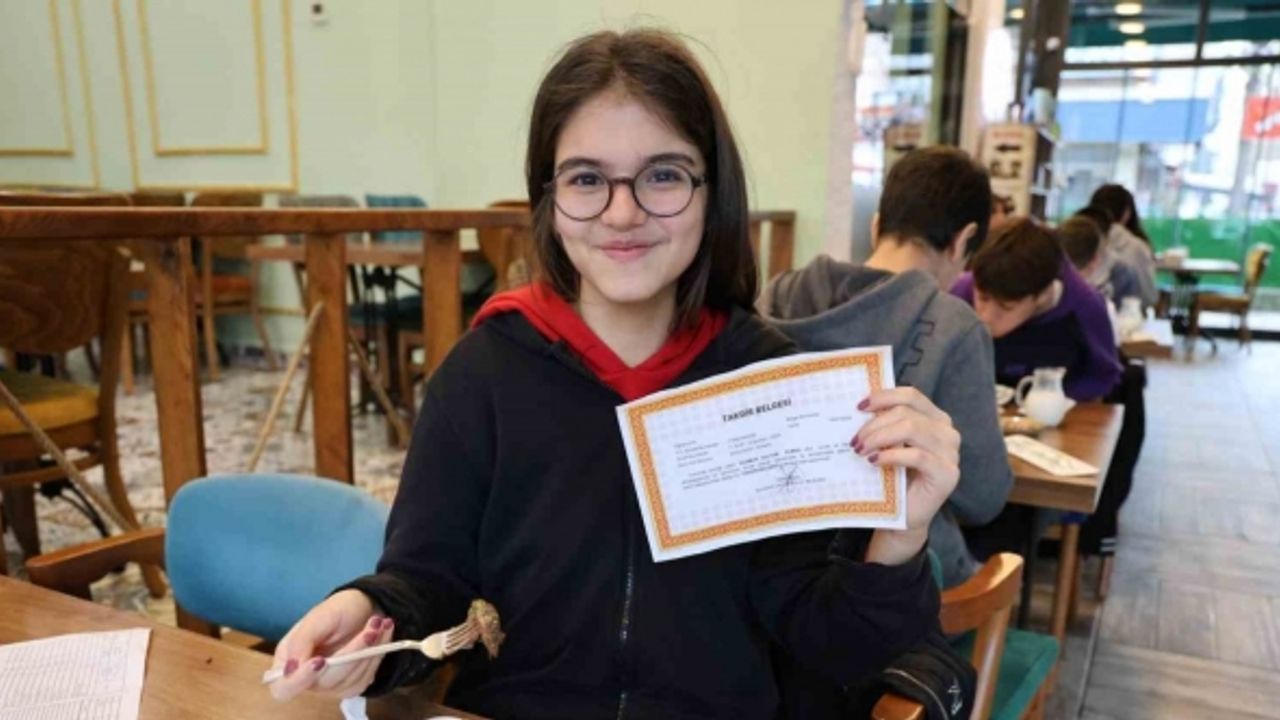 Takdir ve teşekkür alan öğrenciler ’Adana bombası’nı kaptı