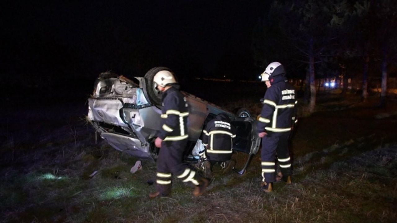 Takla atan otomobilden çıkarılan sürücü ambulansta şoka girdi