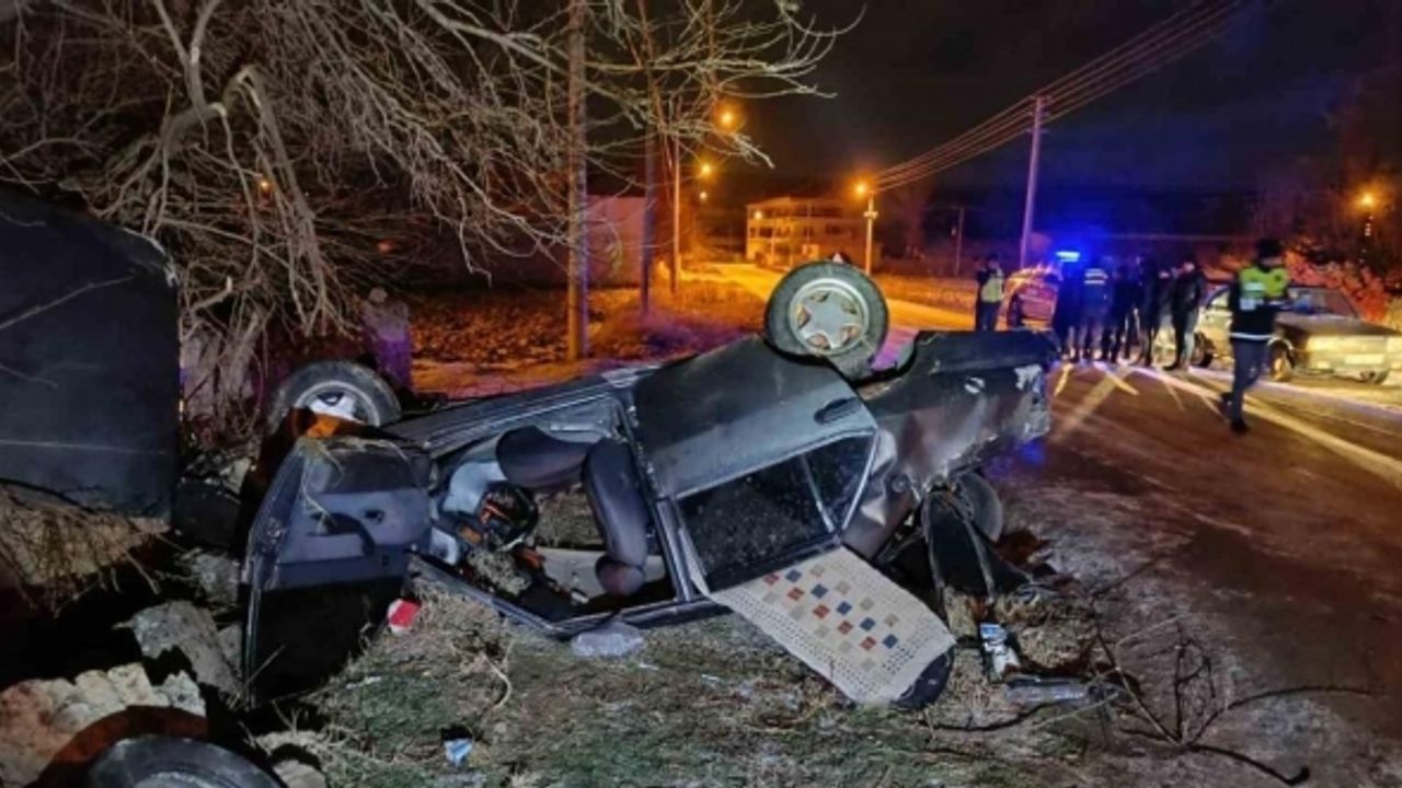 Takla atıp ters dönen otomobilde 4 kişi yaralandı
