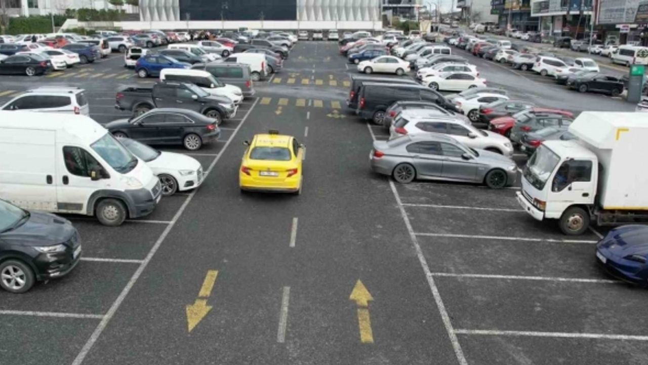 Taksiye ödediği paralar fazla gelince taksi şoförü oldu