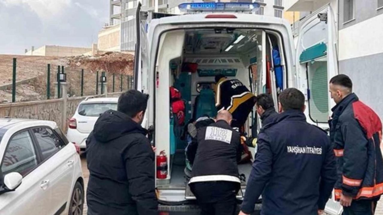 Tamir etmek istediği asansörün altında kalan işçi ağır yaralandı