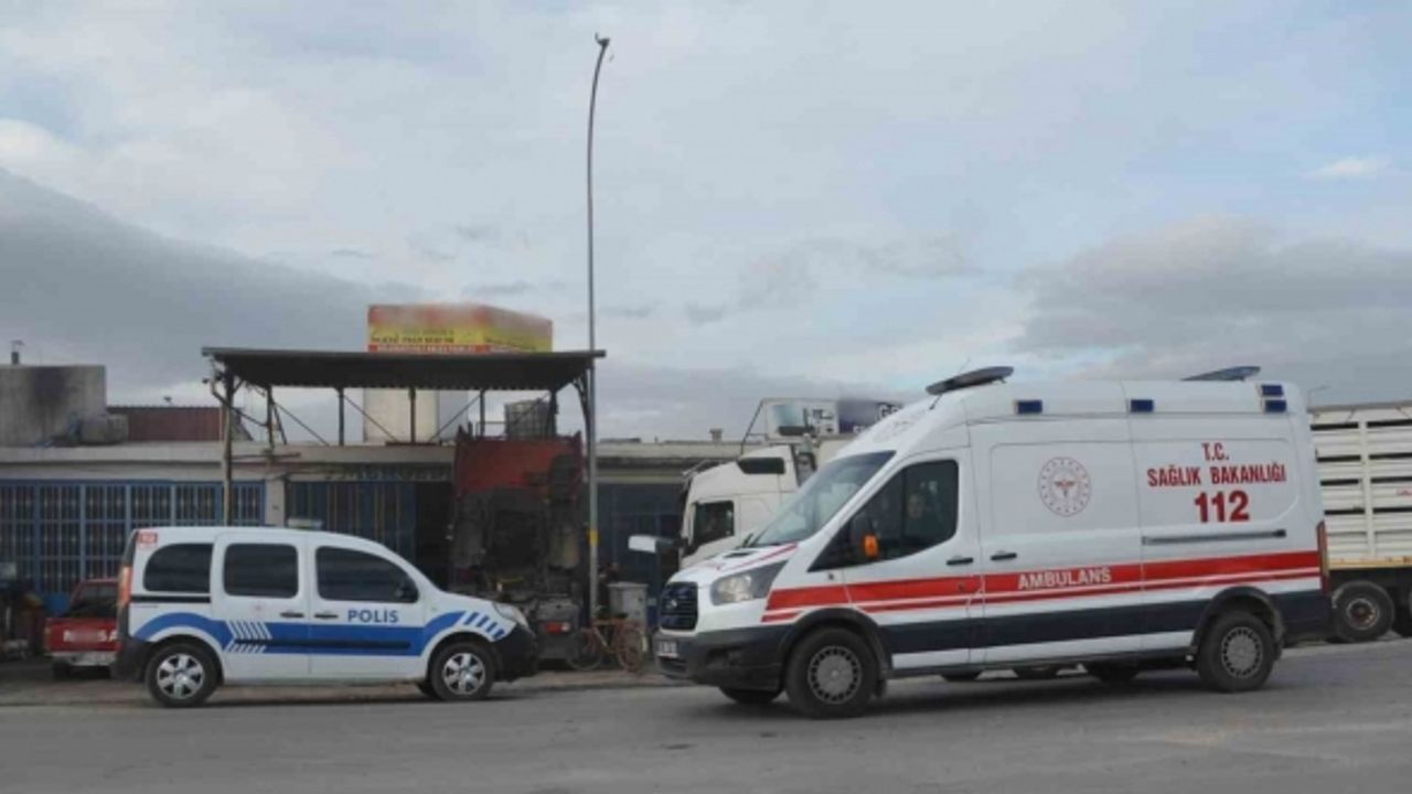 Tamir ettiği tırın kabininin altında kalan usta ağır yaralandı