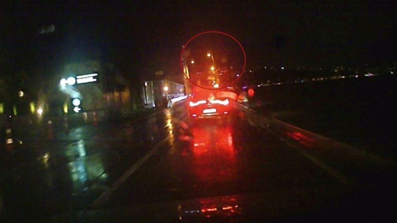 Tarabya’da ölümden kıl payı kurtuluş kamerada: BEDAŞ’ın aydınlatma direği yola devrildi, sürücü saniyeyle kurtuldu