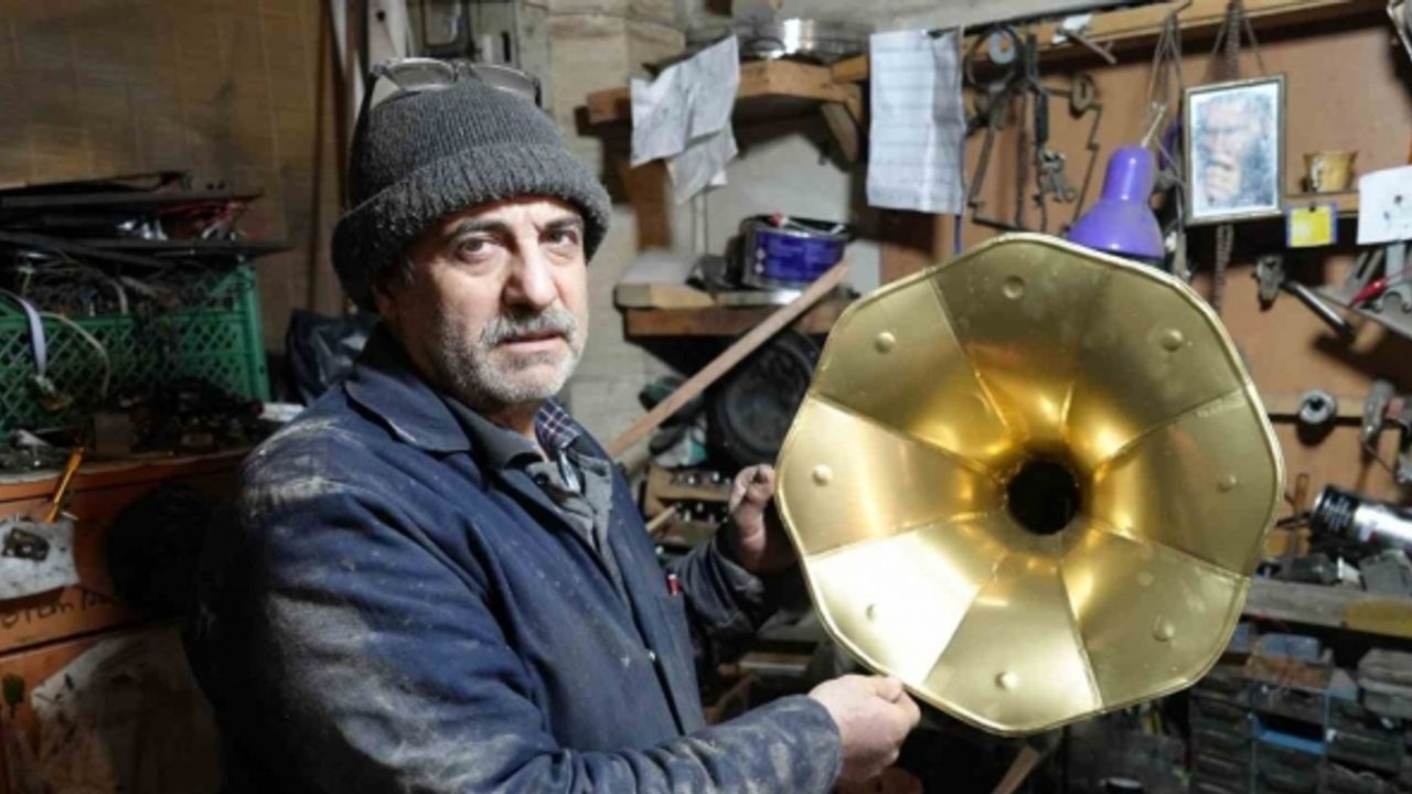 Tarihi gramafonları tamir ederek eski haline getiriyor