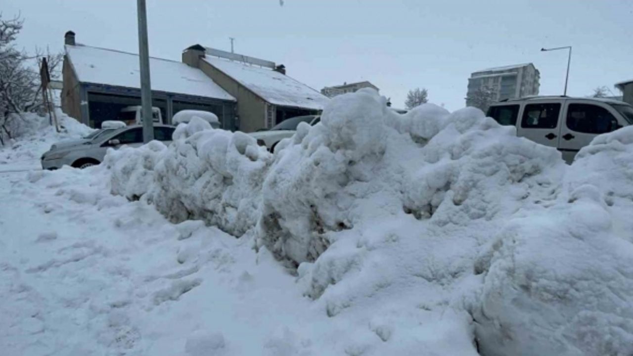 Tatvan’da biriken karlar yer yer 3 metreyi geçti