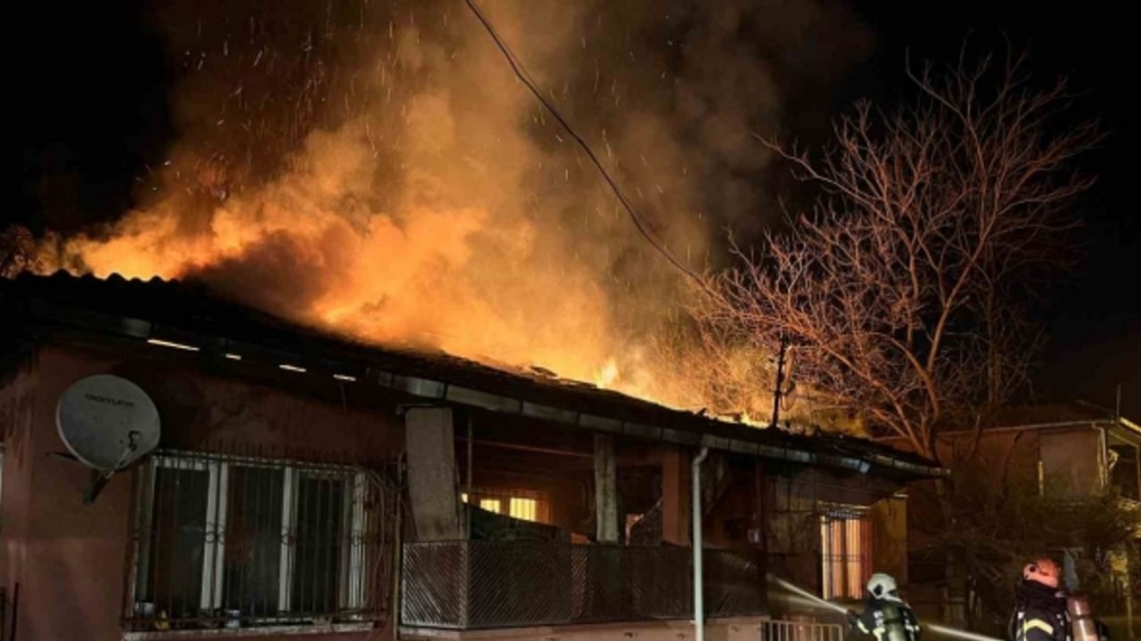Tek katlı ev alev alev yandı, gecenin karanlığını alevler aydınlattı